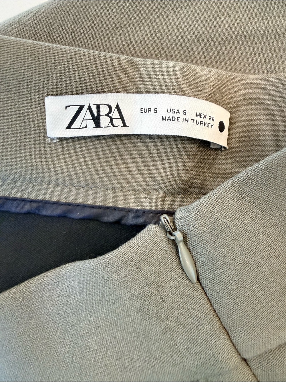 Zara Olive Green High-Waist Shorts with Gold Buttons - Picture 4 of 4